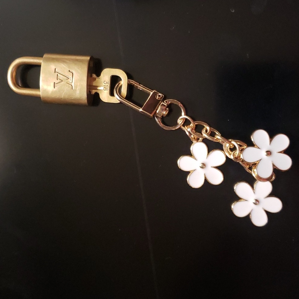 LV lock 318 w/Charm